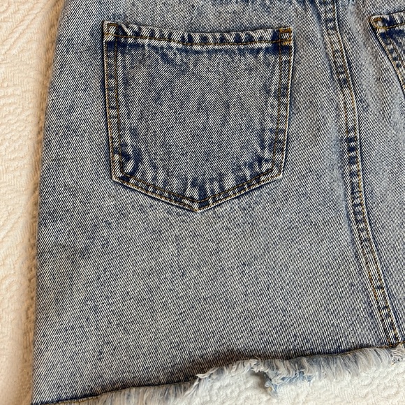 💥💥Forever 21 Medium White Washed Distressed Denim Skirt - Picture 11 of 13